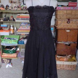 VTG BEAUTIFUL black crochet detail bodice layered chiffon hidden side zipper MD